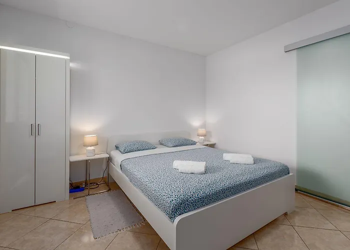 Idyllisches Nur 600 Meter Zum Mit Privater Terrasse, Wifi, Parkplatz Апартаменты Пореч