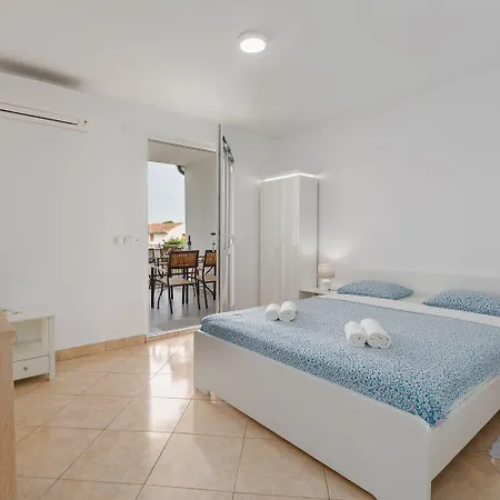 Idyllisches Nur 600 Meter Zum Mit Privater Terrasse, Wifi, Parkplatz Apartment Poreč