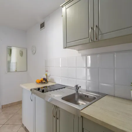 Daire Idyllisches Nur 600 Meter Zum Mit Privater Terrasse, Wifi, Parkplatz Poreč