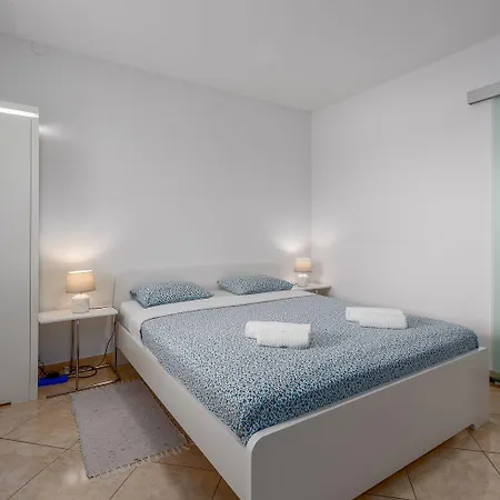 Idyllisches Nur 600 Meter Zum Mit Privater Terrasse, Wifi, Parkplatz Apartment Poreč