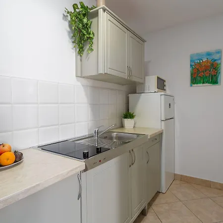 Idyllisches Nur 600 Meter Zum Mit Privater Terrasse, Wifi, Parkplatz Poreč