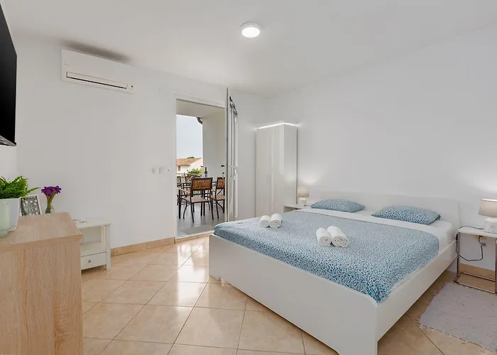 Idyllisches Nur 600 Meter Zum Mit Privater Terrasse, Wifi, Parkplatz Daire Poreč